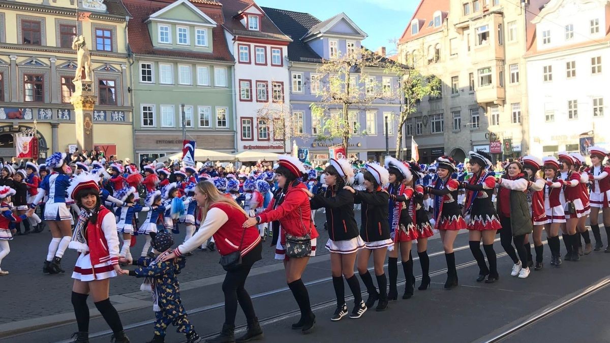 Zum Auftakt wurde auf dem Fischmarkt Polonaise gestartet.