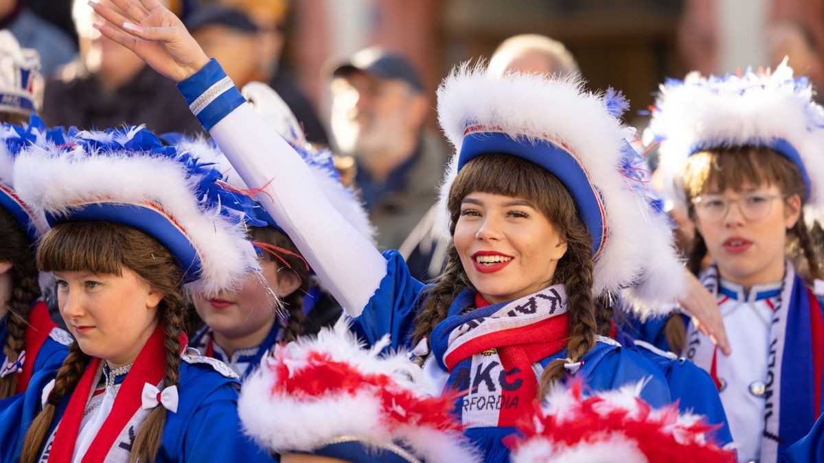 Etwa 400 Karnevalisten und 100 Zuschauer sind um 11.11 Uhr auf dem Erfurter Fischmarkt in die neue Saison gestartet.