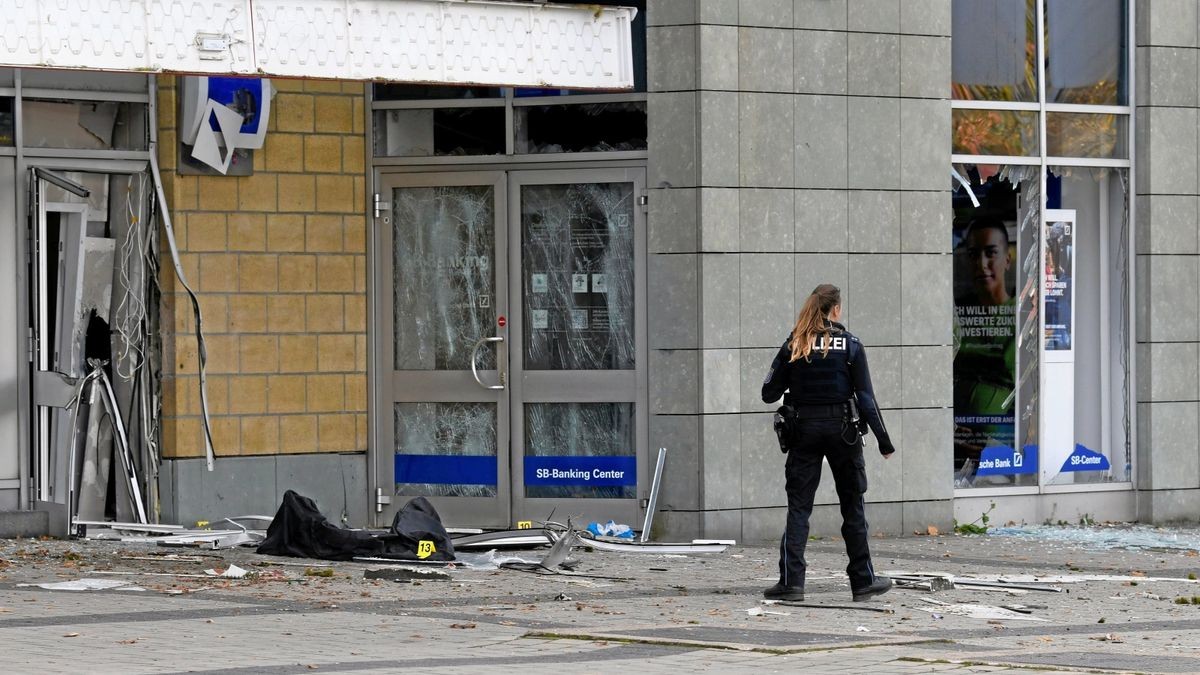 Die stark beschädigte Filiale der Deutschen Bank in Lobeda-West.