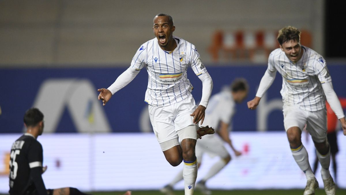 Fußball-Regionalligist FC Carl Zeiss Jena hat ausgerechnet gegen den Tabellenführer seine Sieglos-Serie beendet. Die Jenaer gewannen am Abend mit 3:0 gegen den Berliner AK.