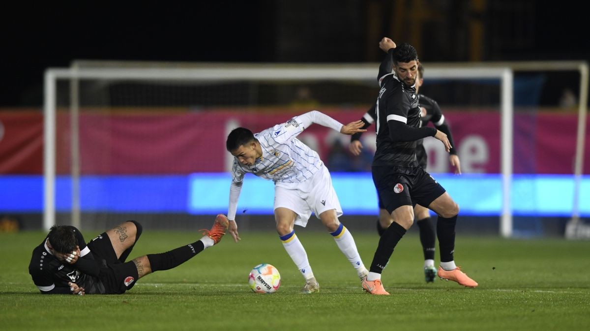 Fußball-Regionalligist FC Carl Zeiss Jena hat ausgerechnet gegen den Tabellenführer seine Sieglos-Serie beendet. Die Jenaer gewannen am Abend mit 3:0 gegen den Berliner AK.