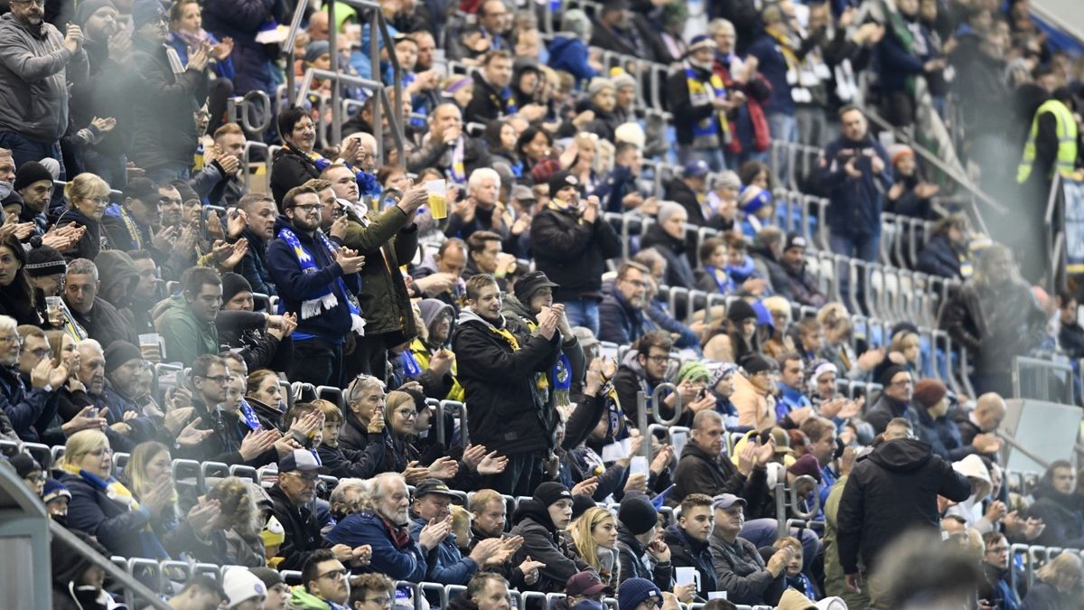 Fußball-Regionalligist FC Carl Zeiss Jena hat ausgerechnet gegen den Tabellenführer seine Sieglos-Serie beendet. Die Jenaer gewannen am Abend mit 3:0 gegen den Berliner AK.