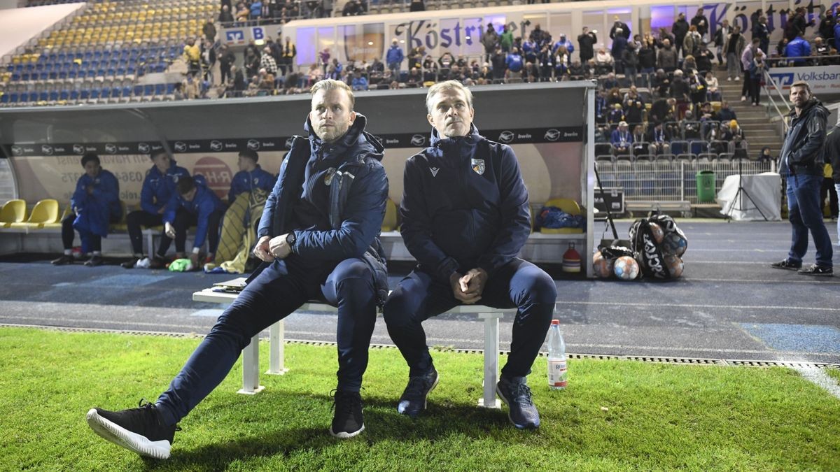 Fußball-Regionalligist FC Carl Zeiss Jena hat ausgerechnet gegen den Tabellenführer seine Sieglos-Serie beendet. Die Jenaer gewannen am Abend mit 3:0 gegen den Berliner AK.