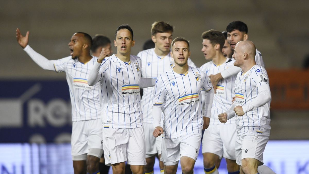 Der Bürger-Effekt hat beim FC Carl Zeiss Jena sofort gefruchtet: Zum Einstand von Neu-Trainer Henning Bürger fegten die Saalestädter am Freitagabend vor 3453 Zuschauern in der Fußball-Regionalliga Tabellenführer Berliner AK nach einer furiosen ersten Halbzeit 3:0 aus dem Ernst-Abbe-Sportfeld.