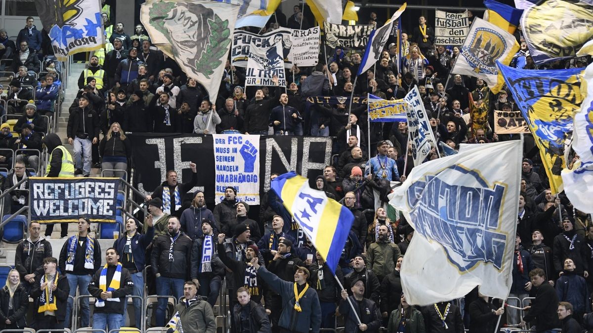 Fußball-Regionalligist FC Carl Zeiss Jena hat ausgerechnet gegen den Tabellenführer seine Sieglos-Serie beendet. Die Jenaer gewannen am Abend mit 3:0 gegen den Berliner AK.