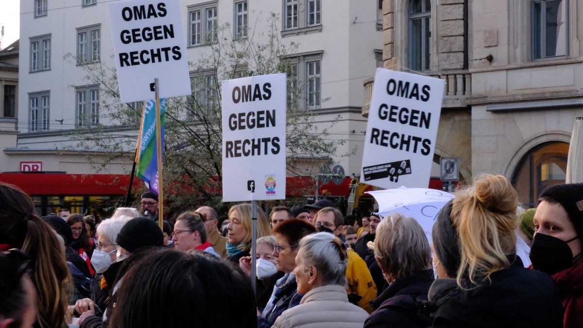 Gegendemo auf dem Bahnhofsvorplatz in Erfurt.