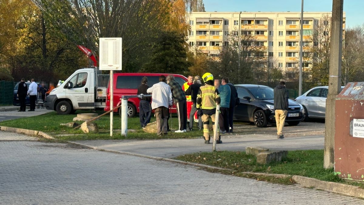 Nachdem die Einsatzkräfte kurz vor 15 Uhr wegen einer Rauchentwicklung am Dach der Caritas-Einrichtung in der Karl-Matthes-Straße alarmiert wurden, mussten vorsorglich 15 Personen das Haus verlassen.