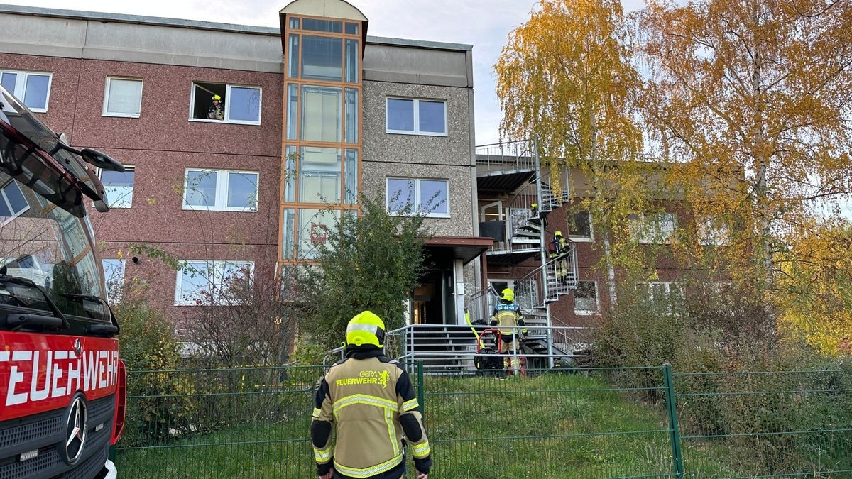 Sie fanden vorübergehend Unterkunft im angrenzenden Sportlerheim eines Sportvereins. Mehrere Personen trugen nur kurze Hosen und weder Schuhe noch Socken.