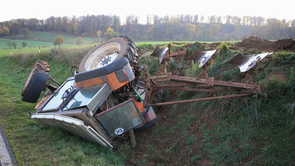 Die Fahrerkabine wurde dabei massiv deformiert. Der Fahrer hatte Glück im Unglück und konnte die Fahrerkabine, bis auf ein paar Kratzer, eigenständig und unverletzt verlassen. Zur Bergung des Fahrzeuges musste die Straße voll gesperrt werden.