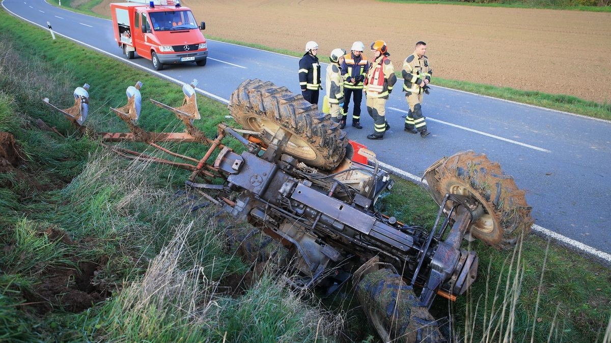 Der Traktor kam ins Rutschen und stürzte etwa drei Meter tief in einen Graben.