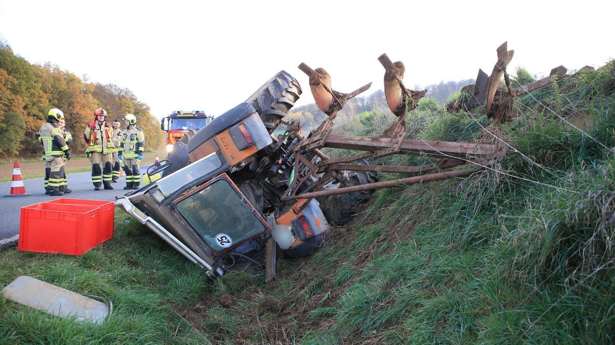 Der Fahrer hatte Glück im Unglück und konnte die Fahrerkabine, bis auf ein paar Kratzer, eigenständig und unverletzt verlassen.