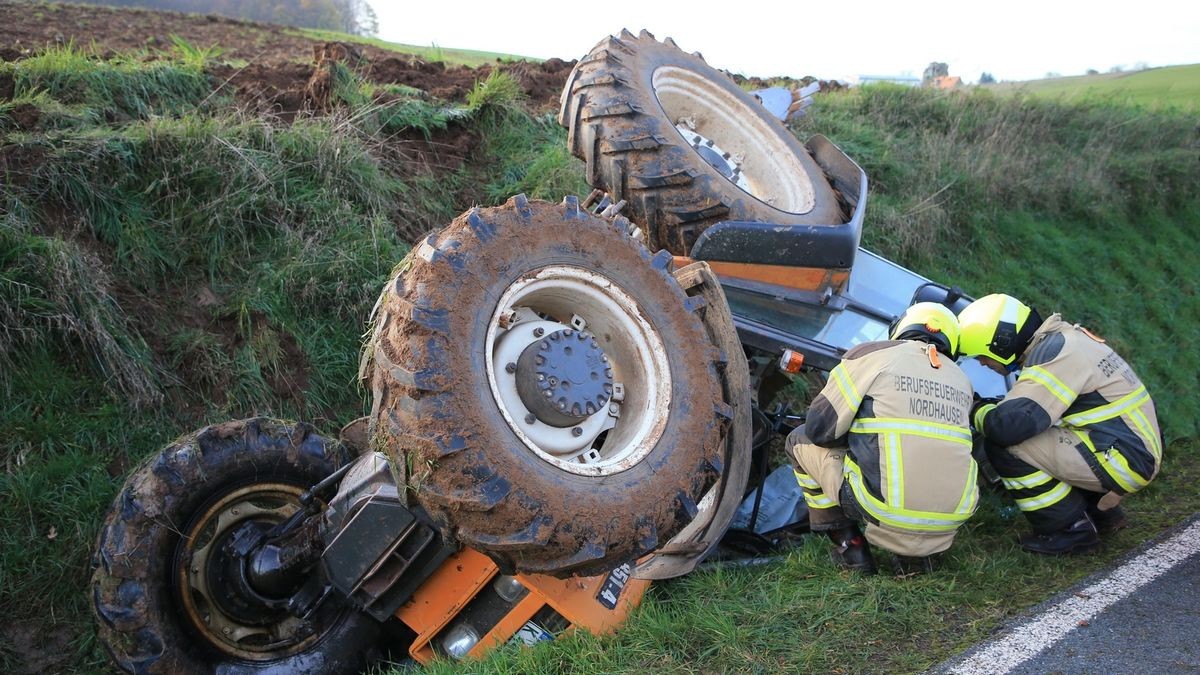 Der Fahrer eines Traktors mit Pflug bewirtschaftete sein Feld und kam dabei mit der linken Seite seines Traktors zu nah an die Feldkante.