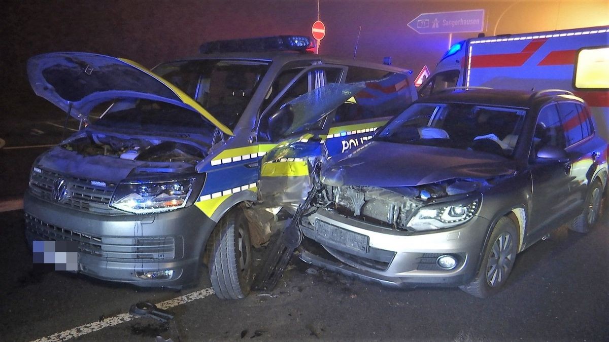 Bei einer Einsatzfahrt auf der B176 am späten Samstagabend ist im dichten Nebel ein Polizeifahrzeug verunglückt. 