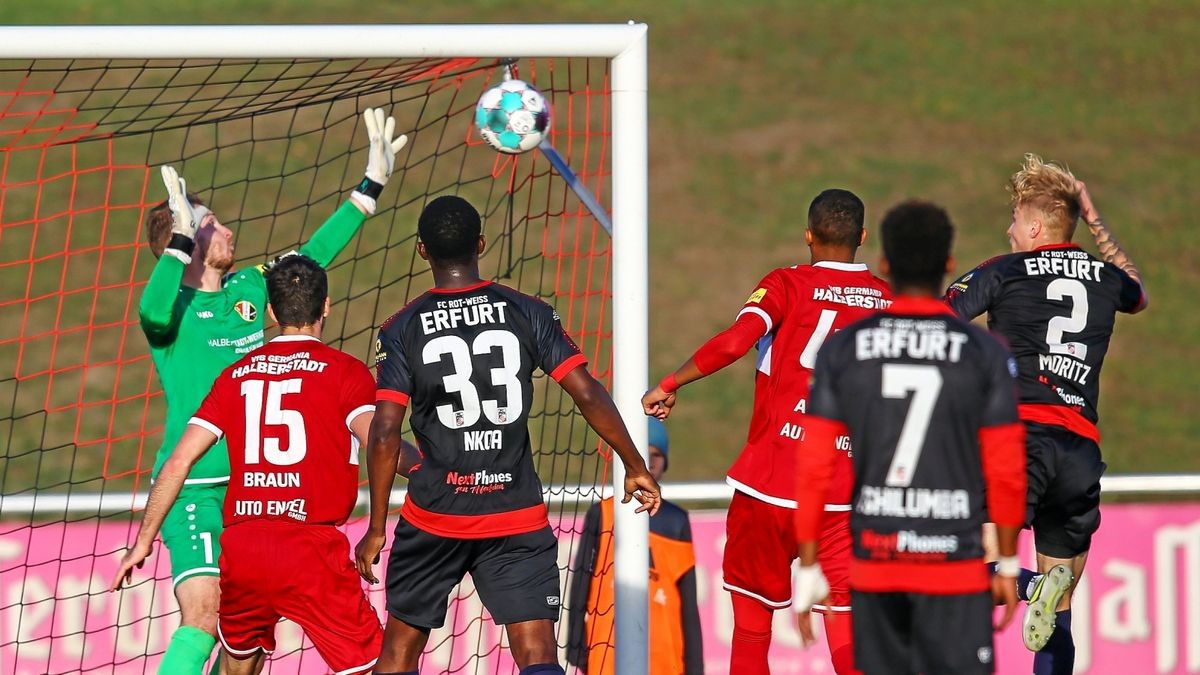 Ben-Luca Moritz (rechts) erzielt per Kopf in letzter Sekunde den Ausgleich für den FC Rot-Weiß beim Schlusslicht in Halberstadt.