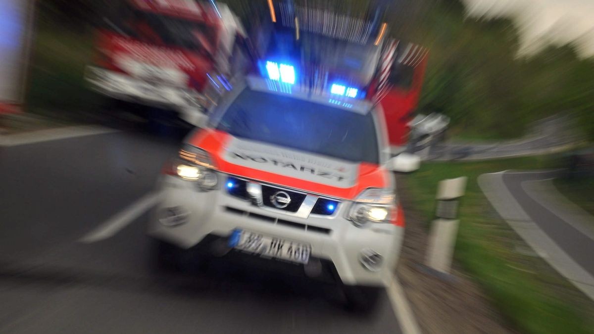 Eine Seniorin hat im Landkreis Saalfeld-Rudolstadt den Notruf gewählt, weil sie sich in einem Waldgebiet verfahren hatte und feststeckte. Die Suchaktion gestaltete sich nicht ganz einfach. Trotz vorhandener GPS-Daten war es für Polizei und Feuerwehr nicht einfach, die Frau zu finden. Schließlich wurde der festgefahrene Opel auf einem schlammigen Waldweg gesichtet. Eskortiert von den Einsatzwagen fuhr sie demnach selbstständig und wohlauf aus dem Wald heraus. Auf dem Weg mussten nach Polizeiangaben noch einige umgestürzte Bäume zur Seite geräumt werden.