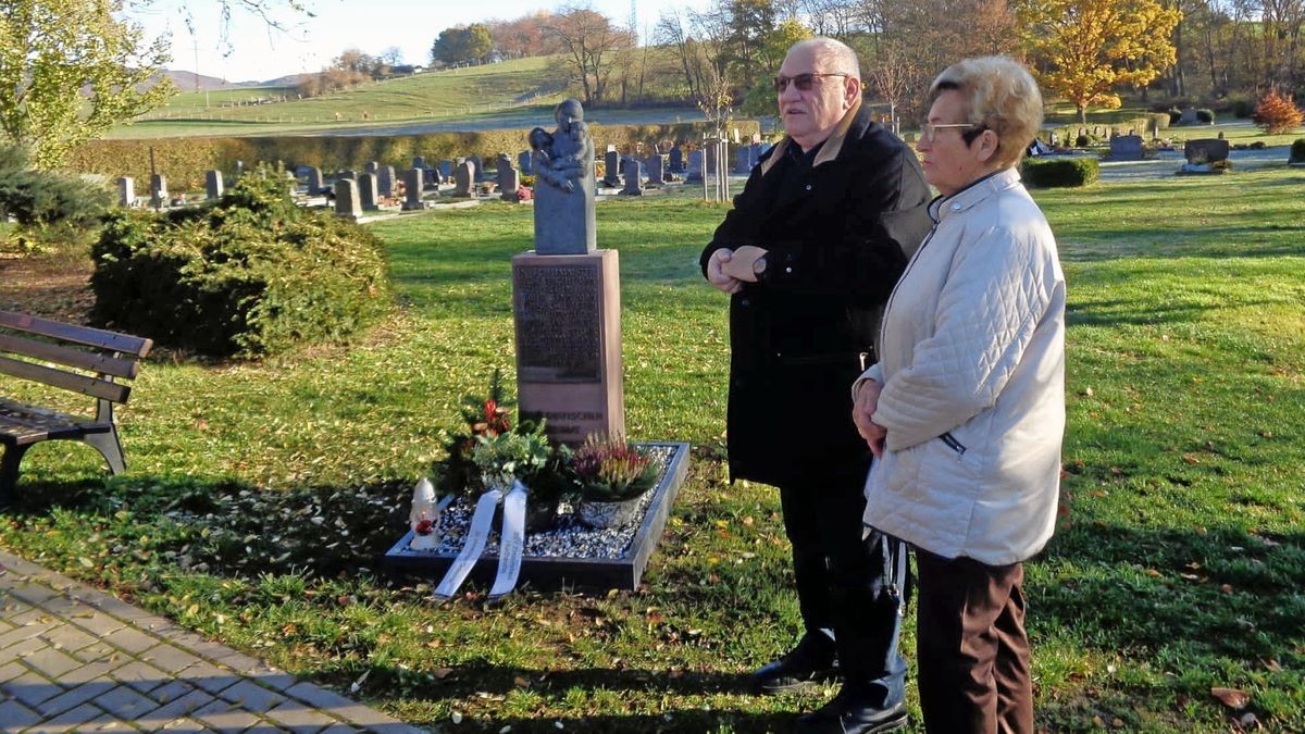 Erika Hesse und Egon Primas vom Kreisverband der Heimatvertriebenen beim Totengedenken zum Volkstrauertag auf dem Friedhof in Niedersachswerfen. 