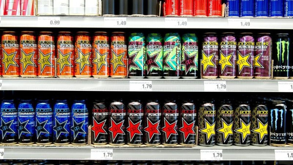 Ein 24-Jähriger hat in einem Supermarkt in Apolda 96 Dosen eines Energydrinks gestohlen. Diese hatte er in einen Einkaufskorb gepackt und, ohne zu bezahlen, mitgenommen. Über eine Videoaufzeichnung konnte der Dieb schließlich ausfindig gemacht werden.