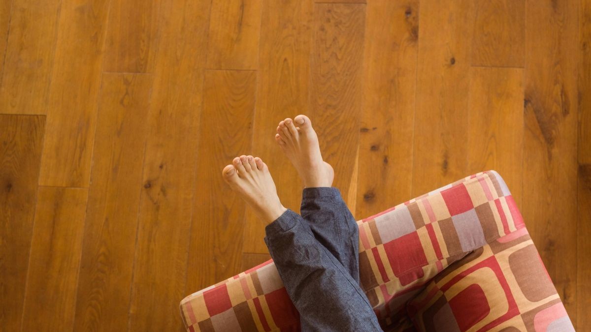 Einen ungewöhnlichen Morgen durchlebte eine Anwohnerin in Pößneck. Die Frau hatte nur kurz ihr Haus verlassen. Bei ihrer Rückkehr fand sie einen fremden Mann schlafend auf ihrer Couch vor. Die 79-Jährige forderte den Mann mehrfach auf, ihr Haus zu verlassen. Er weigerte sich allerdings, so dass die Frau die Polizei alarmierte. Wie der Mann ins Haus gelangte, ist unklar.