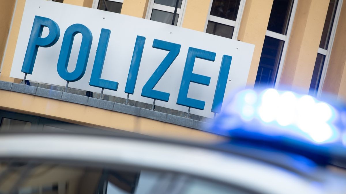 Ein Mann hat sich in einer Kneipe als Polizist ausgegeben. Da seine Begleiterin schlief, sollten beide das Lokal verlassen. Damit zeigte sich der 35-Jährige allerdings offenbar nicht einverstanden. Der Mann habe aus seiner Garderobe seine Schreckschusspistole geholt und berichtet, Polizeibeamter zu sein. Den Sicherheitsdienst konnte er jedoch nicht überzeugen. Der Mitarbeiter habe dem 35-Jährigen die Pistole aus der Hand geschlagen. Echte Polizisten kamen in das Lokal, stellten die Waffe sicher und erstatteten Anzeige.