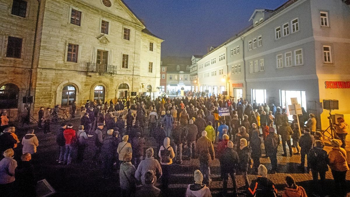 Mehrere hundert Menschen protestierten am Montagabend in der Bad Langensalzaer Innenstadt gegen die Krisenpolitik der Bundesregierung.