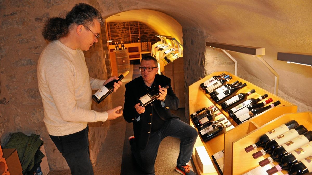 Stefan Beck (rechts) und Peter Peterknecht beim Begutachten im neuen Weinarchiv unter der Buchhandlung am Anger.