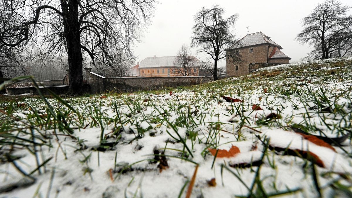 Am Wochenende könnte es in Thüringen den ersten Schnee geben. Im Hintergrund das Willrodaer Fosthaus. (Archivfoto)