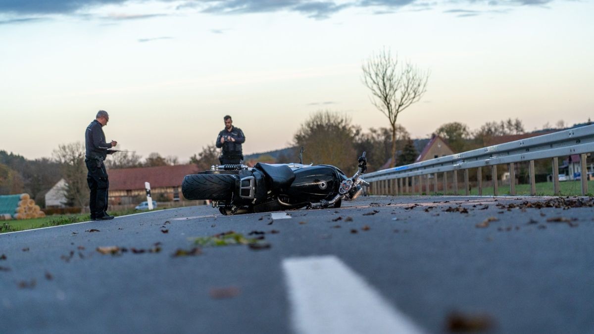 Gegen 15.05 Uhr wollte der Fahrer einer Harley-Davidson zwei Autos und einen Bus überholen, als das direkt hinter dem Bus fahrende Fahrzeug unvermittelt ebenfalls zum Überholen ansetzte.