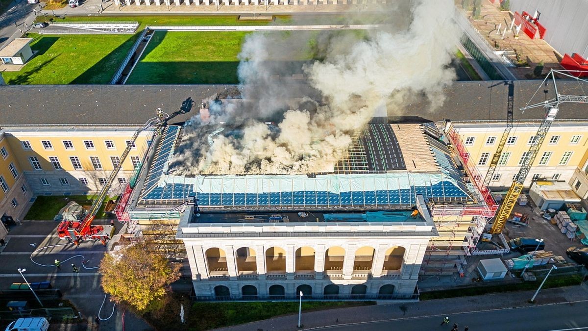 Diese Aufnahme des Dachstuhlbrandes im Landesverwaltungsamtes entstand mithilfe einer Drohne.