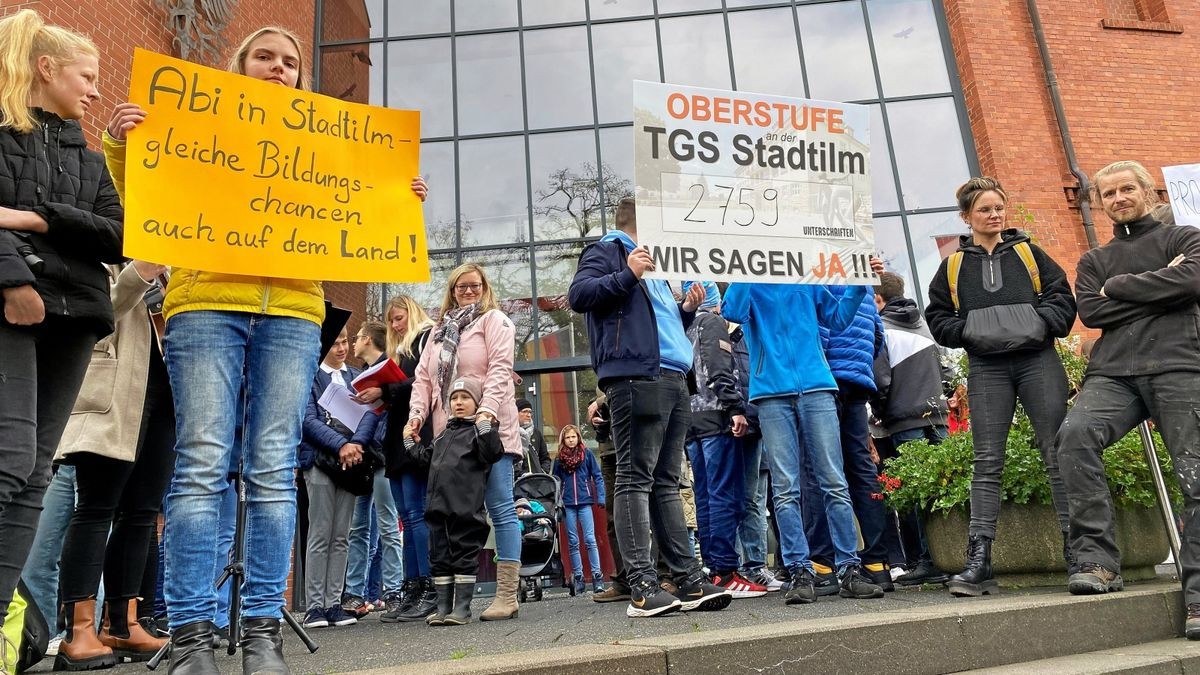 Mit bunten Plakaten und Gesang kämpfen Schüler, Eltern und Lehrer für die Einrichtung einer gymnasialen Oberstufe in der Gemeinschaftsschule Stadtilm. 