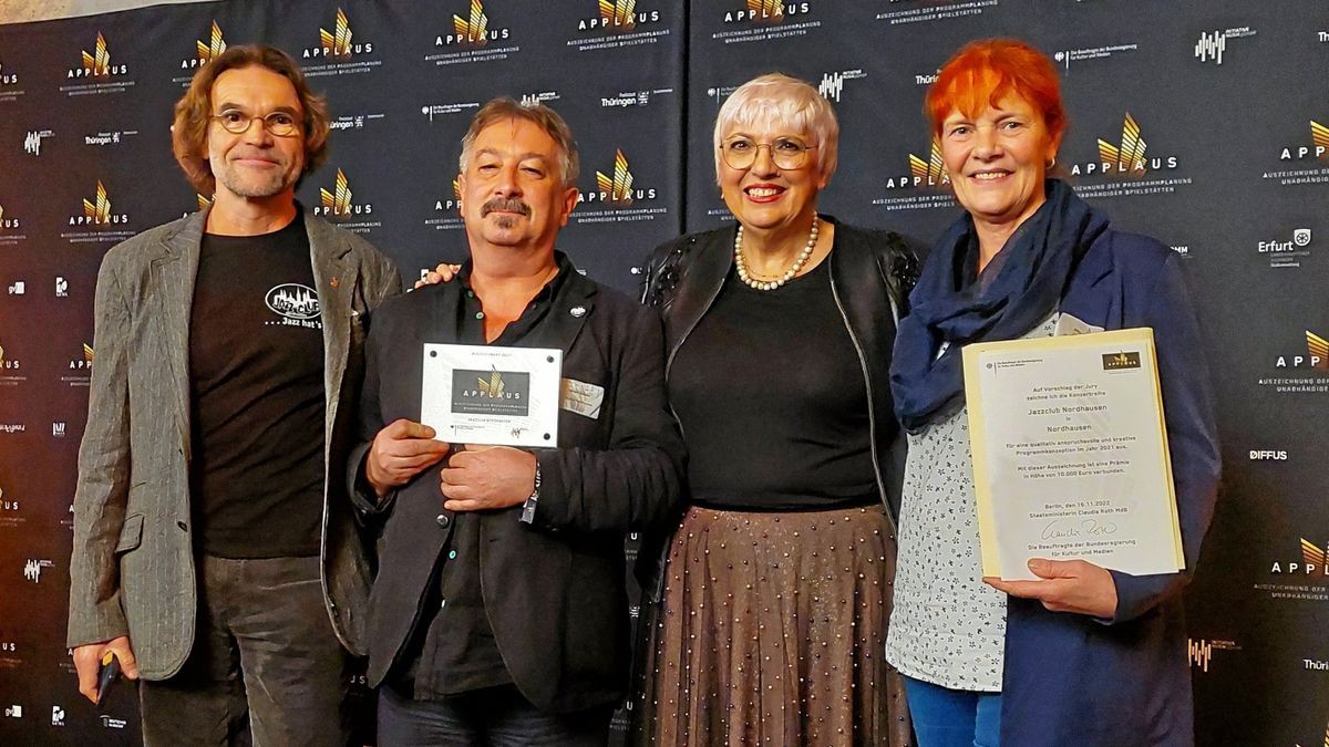 Auch der Jazzclub Nordhausen hat im Zughafen Erfurt „Applaus“ erhalten und damit 10.000 Euro. Im Bild: Maik Zimmermann, Holger Gonska, Claudia Roth und Silke Staubitz (von links).