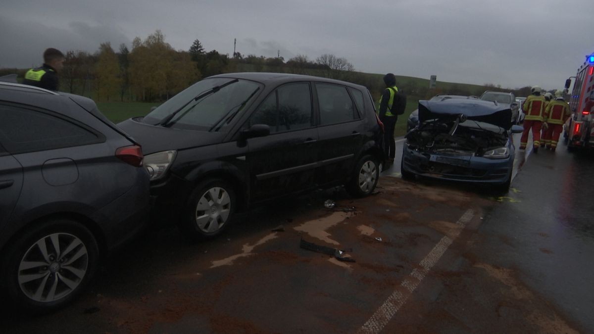 Neun Fahrzeuge waren in den Unfall verwickelt.