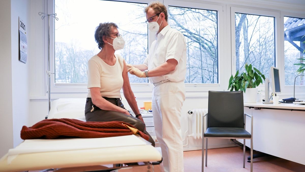 Eine Patientin wird in einer Hausarztpraxis behandelt (Symbolfoto).