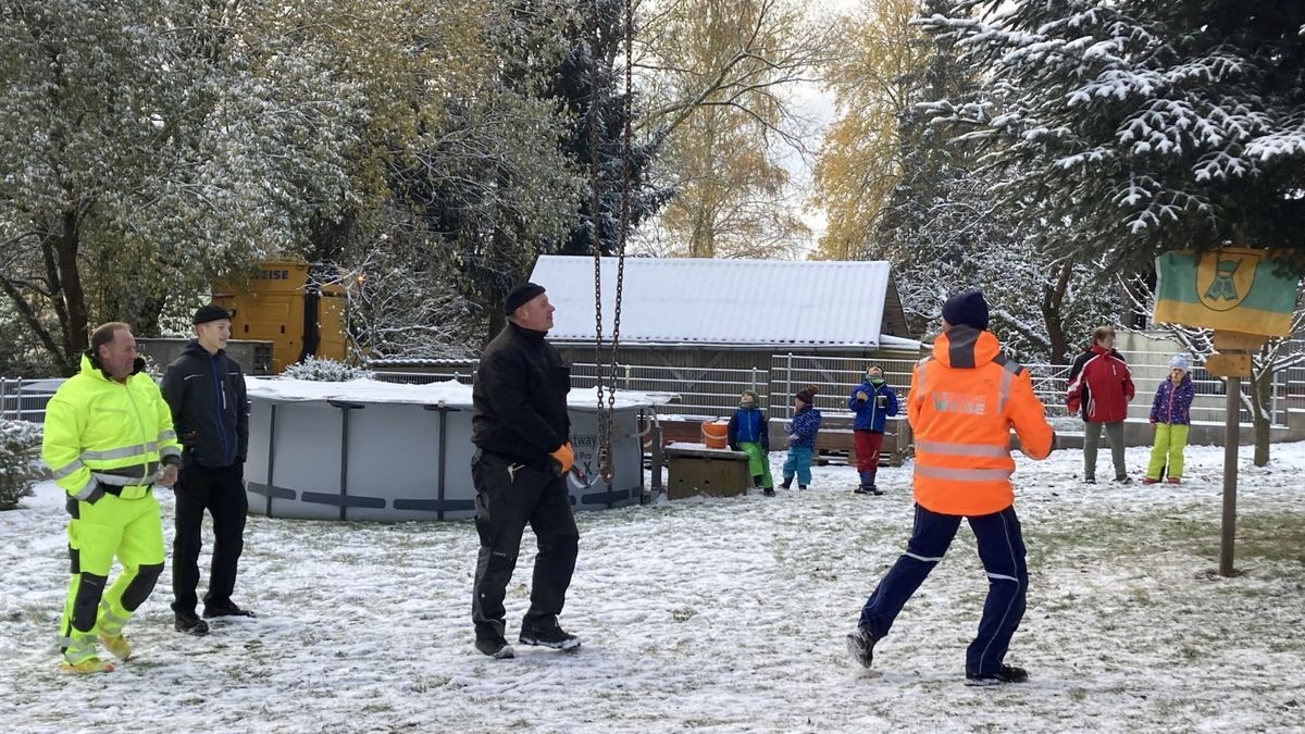 Zum achten Mal in Folge schmückt ein Weihnachtsbaum aus Thüringen das Brandenburger Tor. In diesem Jahr kommt er aus der Gemeinde Lederhose.