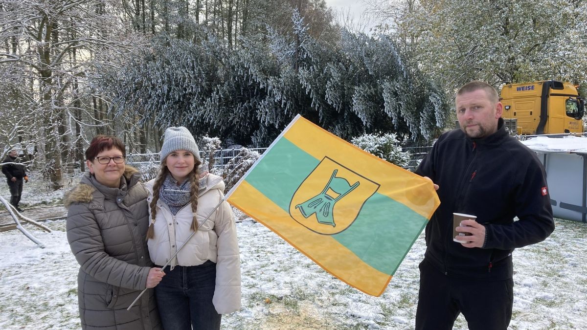 Das Prachtexemplar, eine 14 Meter hohe Nordmanntanne, stammt aus dem Garten von Falko Köhler und Ines Schröter.