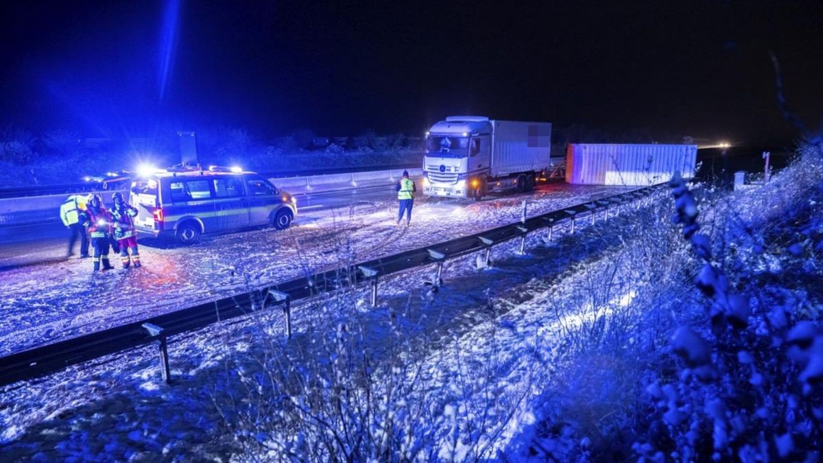 Der Anhänger des Lkw war am Freitagabend auf der A4 bei Glätte auf die Seite gekippt.