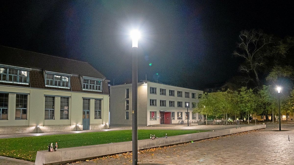 Hier wurde wiederholt nachts laut und rücksichtslos gefeiert. Nach den jüngsten Vorfällen hatte die Polizei allen Teilnehmern auf dem Campus der Bauhaus-Uni einen Platzverweis ausgesprochen und Personalien aufgenommen. 