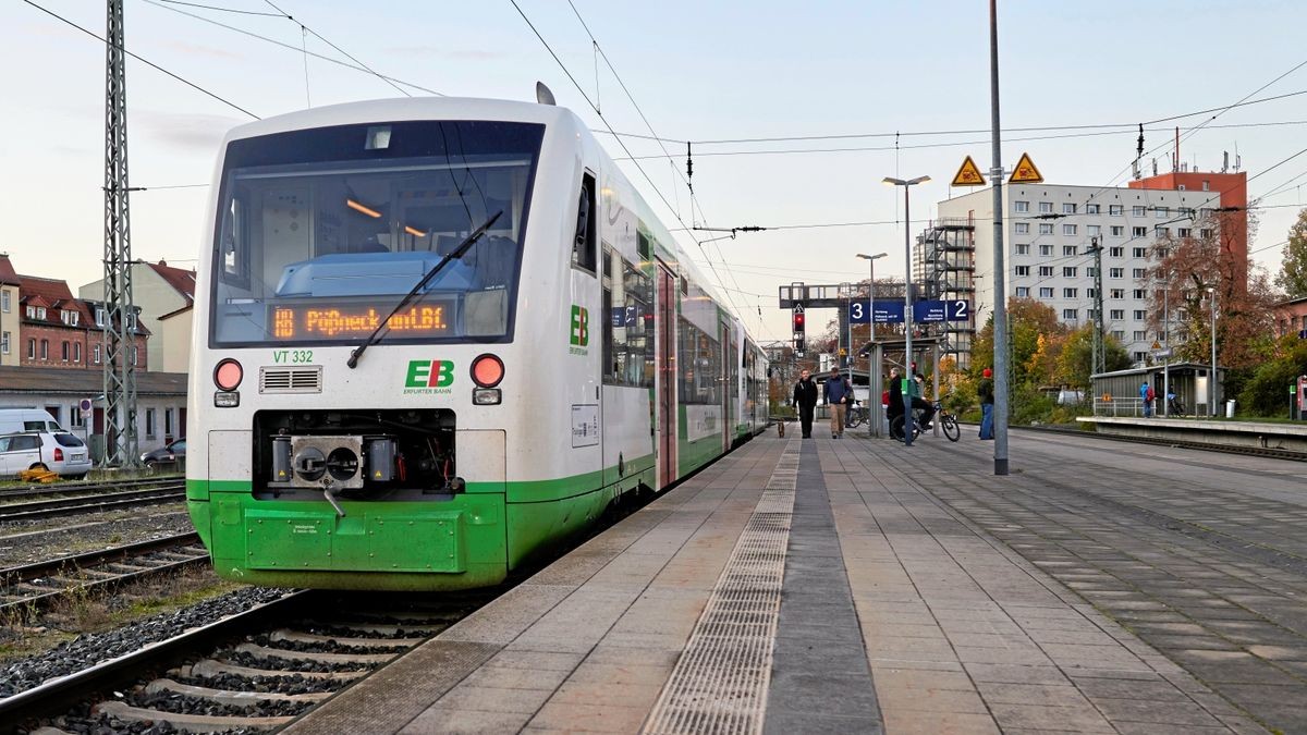 Ein Zug der Erfurter Bahn wartet am Saalbahnhof Jena auf die Abfahrt nach Pößneck. 