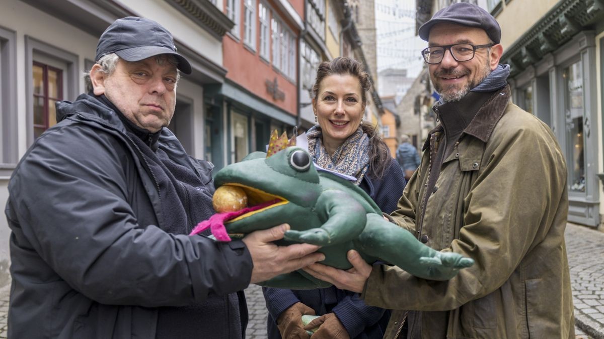 Die Finder übergeben den Froschkönig.