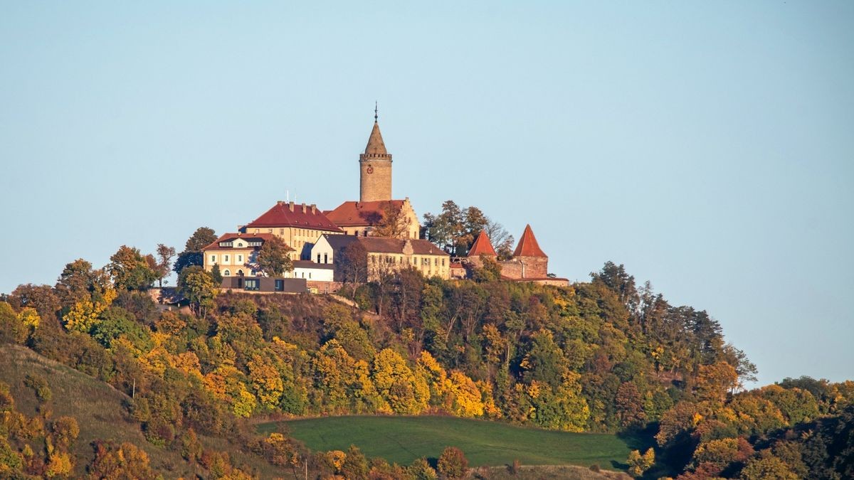 Das warme Abendlicht scheint auf die Leuchtenburg, nahe Seitenroda (Saale-Holzland-Kreis). Die touristisch genutzte mittelalterliche Leuchtenburg ist eine Höhenburg im Saale-Holzland-Kreis und gilt als „Königin des Saaletals“.