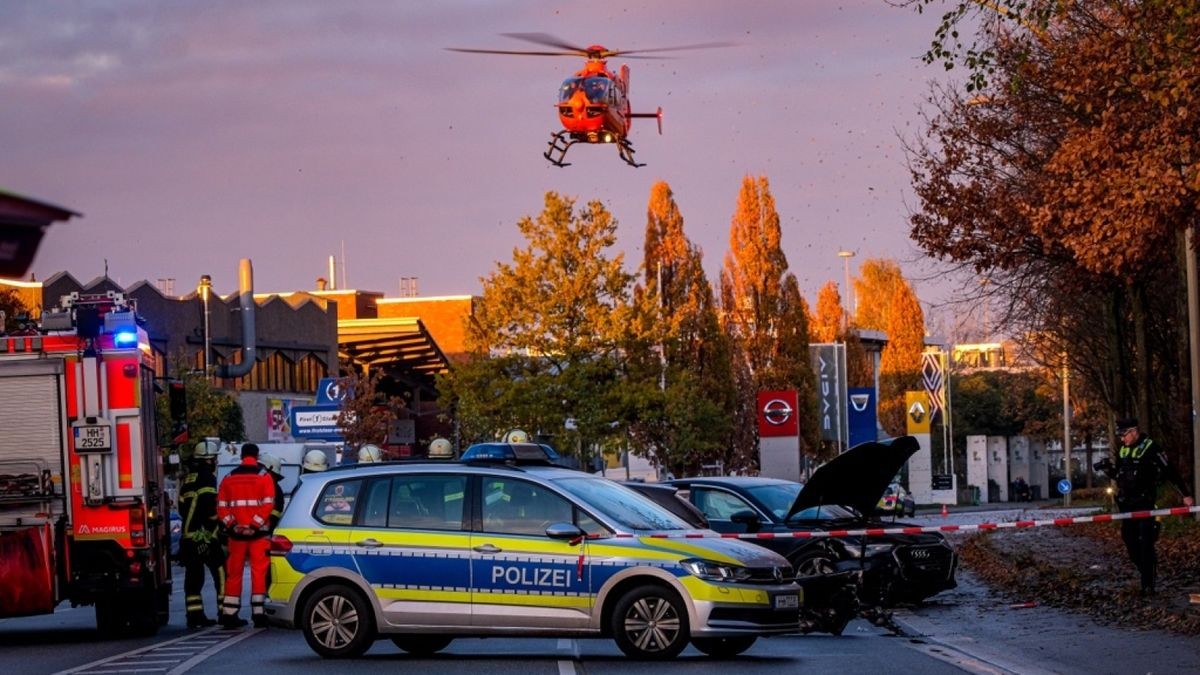 Polizei Hamburg Schwerer Unfall in HamburgWandsbek Frau in VW Polo