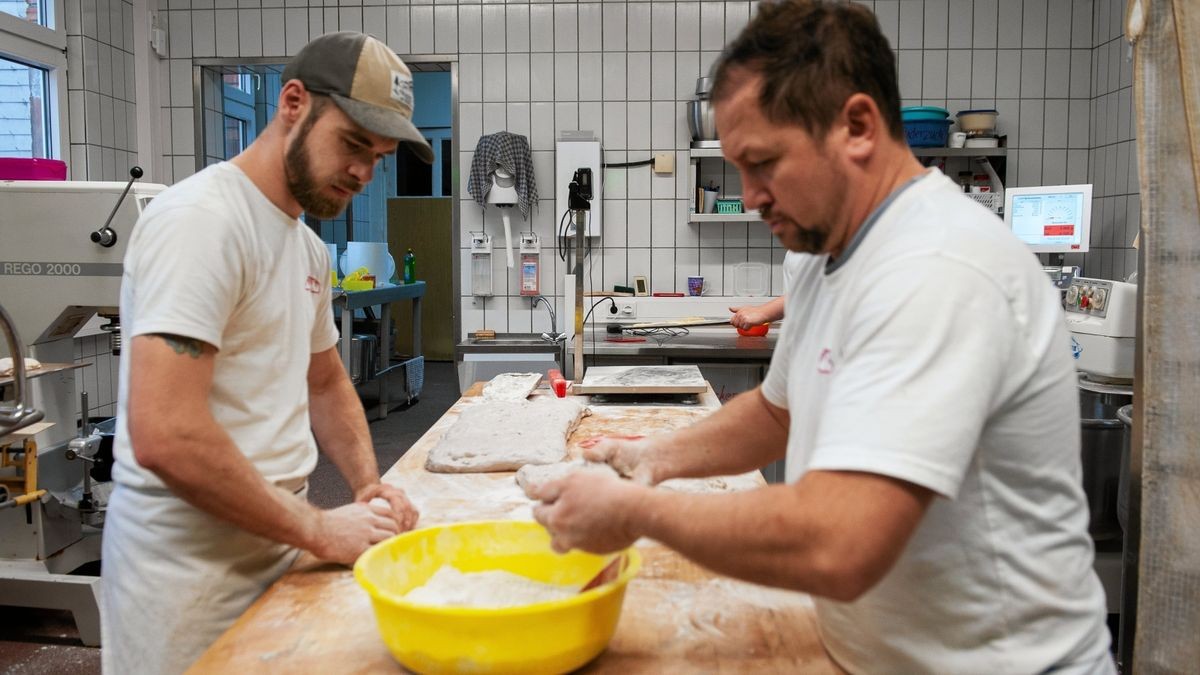 Die Bäckermeister Max Stiebling (links) und Manuel Schmeißer formen in der Backstube in der Lauchagrund-Straße Brotlaibe, die anschließend in die Ruhekammer kommen.