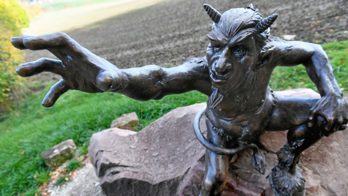 Ein lebensgroßer Bronzeteufel ist am Parkplatz unterhalb der Teufelskanzel bei Gerbershausen zu sehen. Geschaffen wurde er vom Künstler Jochen Müller aus Quedlinburg. Der Teufel weist nicht nur auf die berühmte Eichsfelder Sage hin, sondern schafft auch die Verbindung zum Hexentanzplatz im Harz, wo das Gegenstück steht.