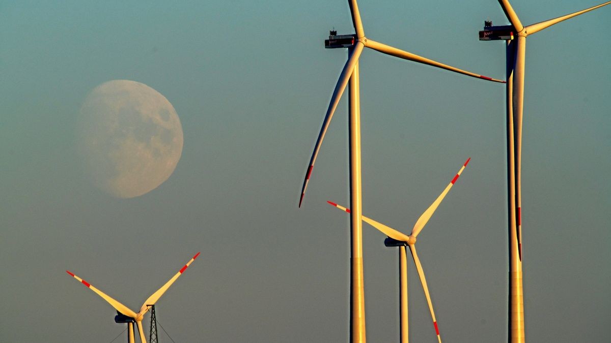 Ettenhausen an der Nesse im Wartburgkreis: Der aufgehende Mond ist am Abend hinter Windrädern zu sehen. 