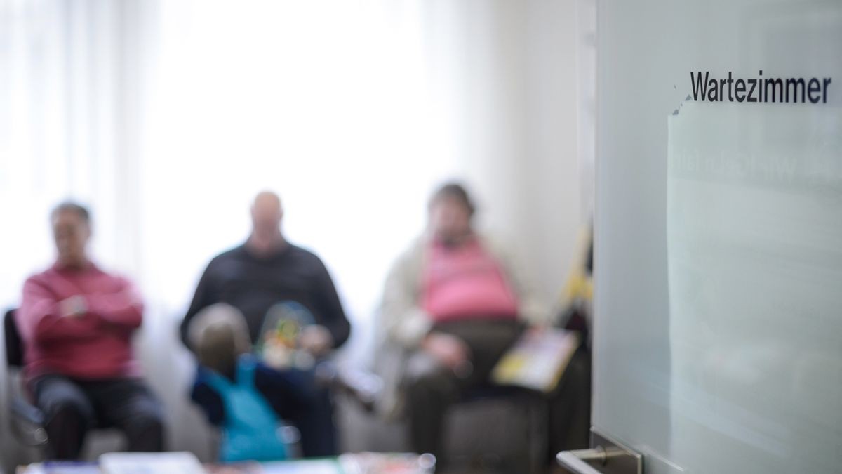 Patienten sitzen im Wartezimmer einer Arztpraxis. (Archivbild)