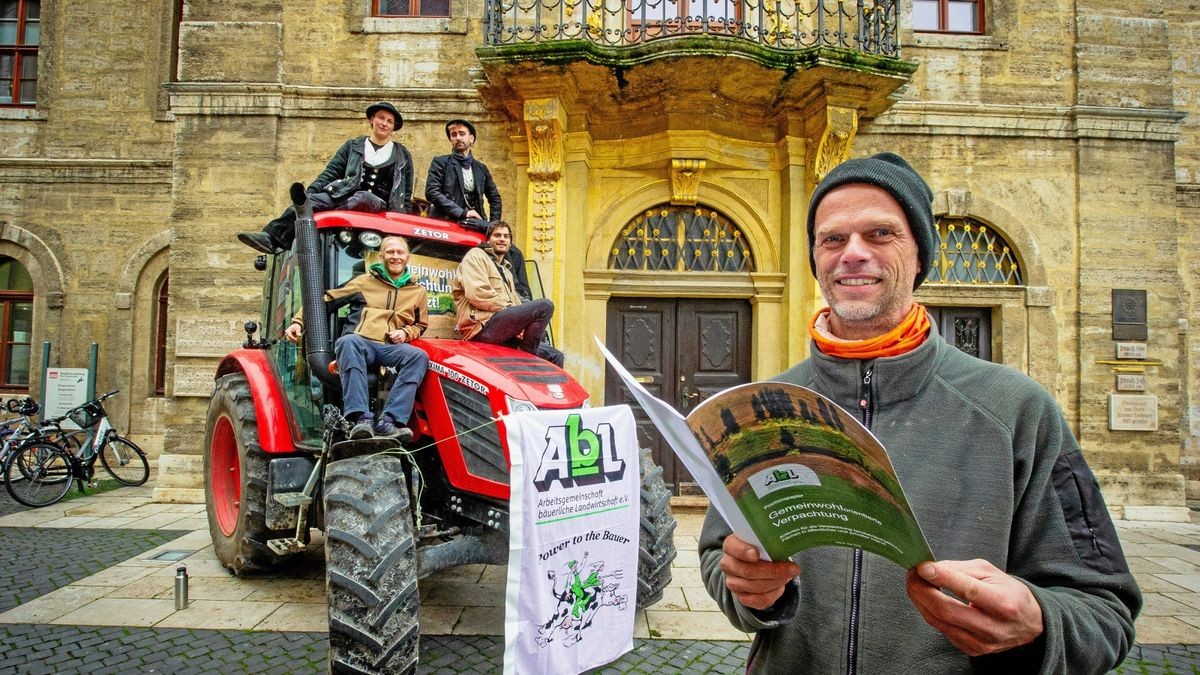 Reiko Wöllert, der Landesgeschäftsführer der Arbeitsgemeinschaft bäuerliche Landwirtschaft, vorm Bad Langensalzaer Rathaus. Unterstützt wurde er von Meike und Jona (oben von links) sowie Felix und Elias (unten von links). Sie sind Zimmerleute auf der Walz.