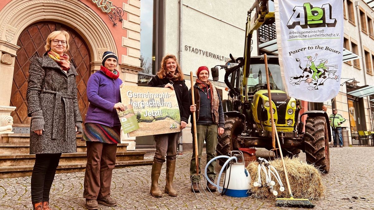 Protestaktion der Arbeitsgemeinschaft bäuerliche Landwirtschaft vor dem Eisenacher Rathaus: Beate Brand, Clara Güdde und Karin Wöllert (von rechts) übergeben ihre Forderungen an Oberbürgermeisterin Katja Wolf (links).