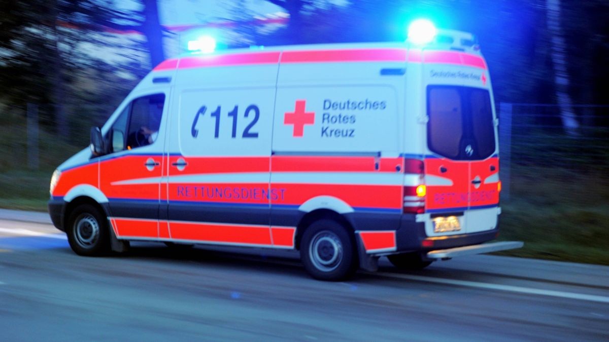 Der 84-jährige Autofahrer musste nach dem Unfall medizinisch versorgt werden. (Symbolbild)