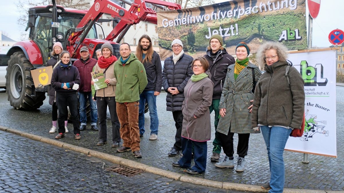 Zur Kundgebung rief die Arbeitsgemeinschaft bäuerliche Landwirtschaft am Freitag auf dem Platz der Demokratie in Weimar auf. Zur Diskussion war auch Weimars Bürgermeister Ralf Kirsten (5. von rechts) erschienen.