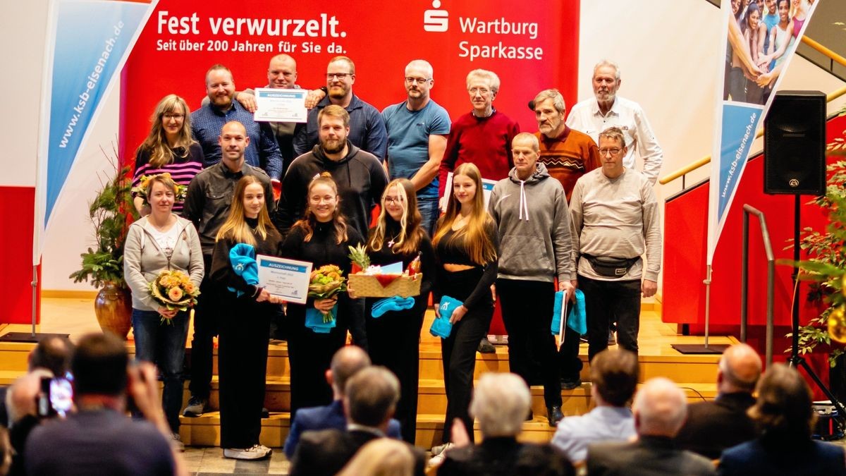 Gruppenbild der geehrten Mannschaften:  Die Kutterruderer von „De Hutmenner“,  das Aerobic-Dance-Team und die Eisenacher Seniorenschwimmer