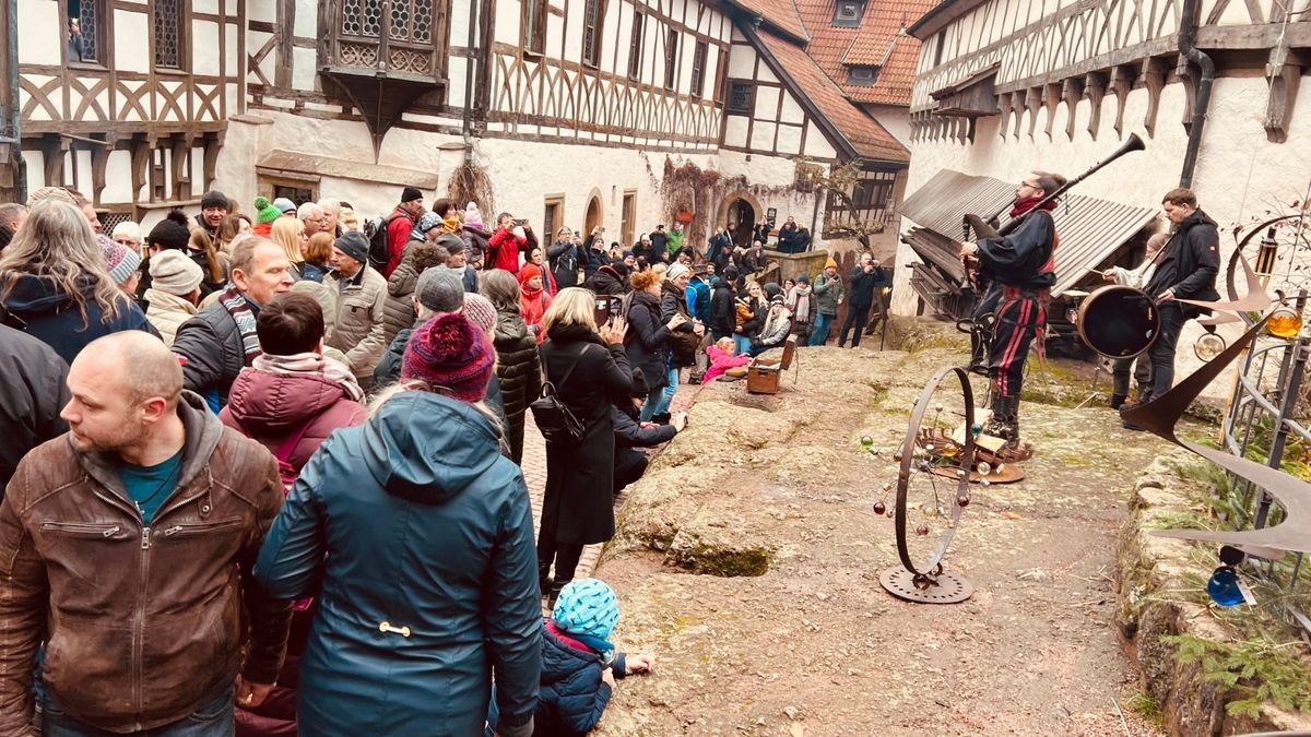 Der historische Weihnachtsmarkt auf der Wartburg hat begonnen. 